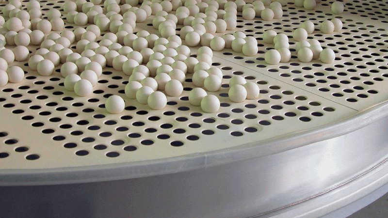 Cleaning and deblinding balls on a perforated screen deck