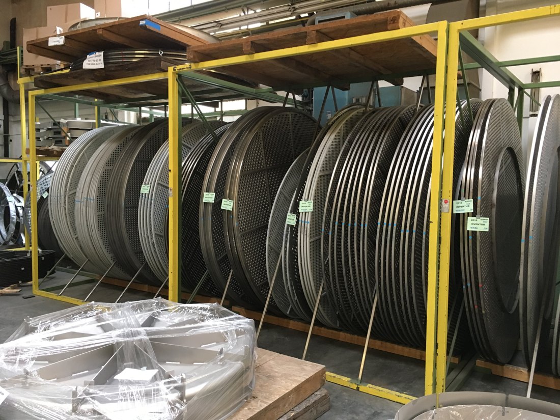 Large-diameter replacement screen decks racked in inventory