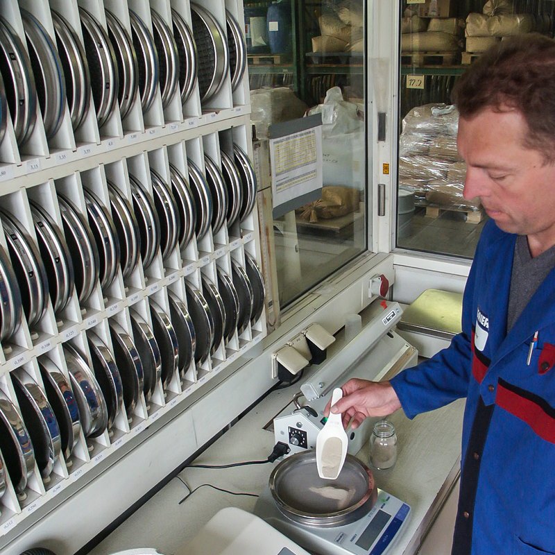 Material testing with test sieves and a laboratory balance